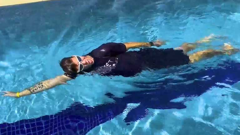 swimmer rotate on side to breathe